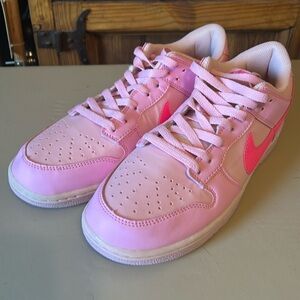 Nike Dunk Triple Pink